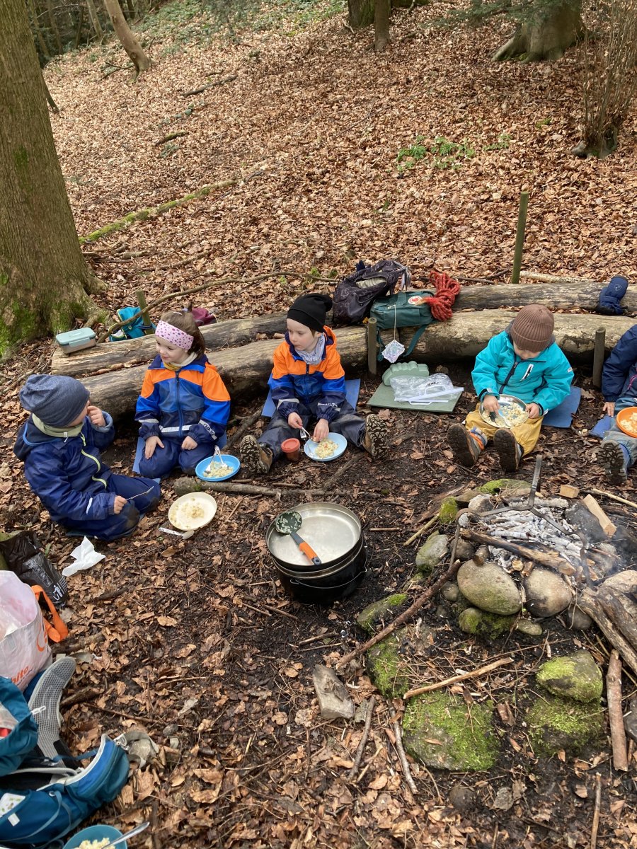 Gemeinsam essen im Wald Gemeinsam essen im Wald